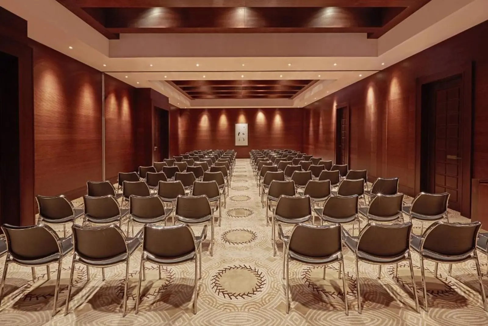 Salle de conférence en configuration théâtre au Westin Resort Costa Navarino