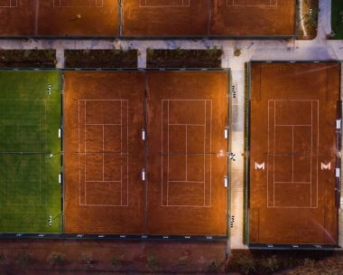 Vista dal drone dei campi in terra battuta del Mouratoglou Tennis Center Costa Navarino.