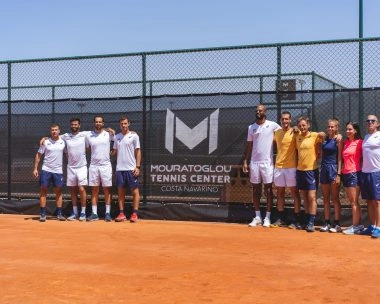 Il team di coach Mouratoglou su un campo in terra battuta a Costa Navarino.