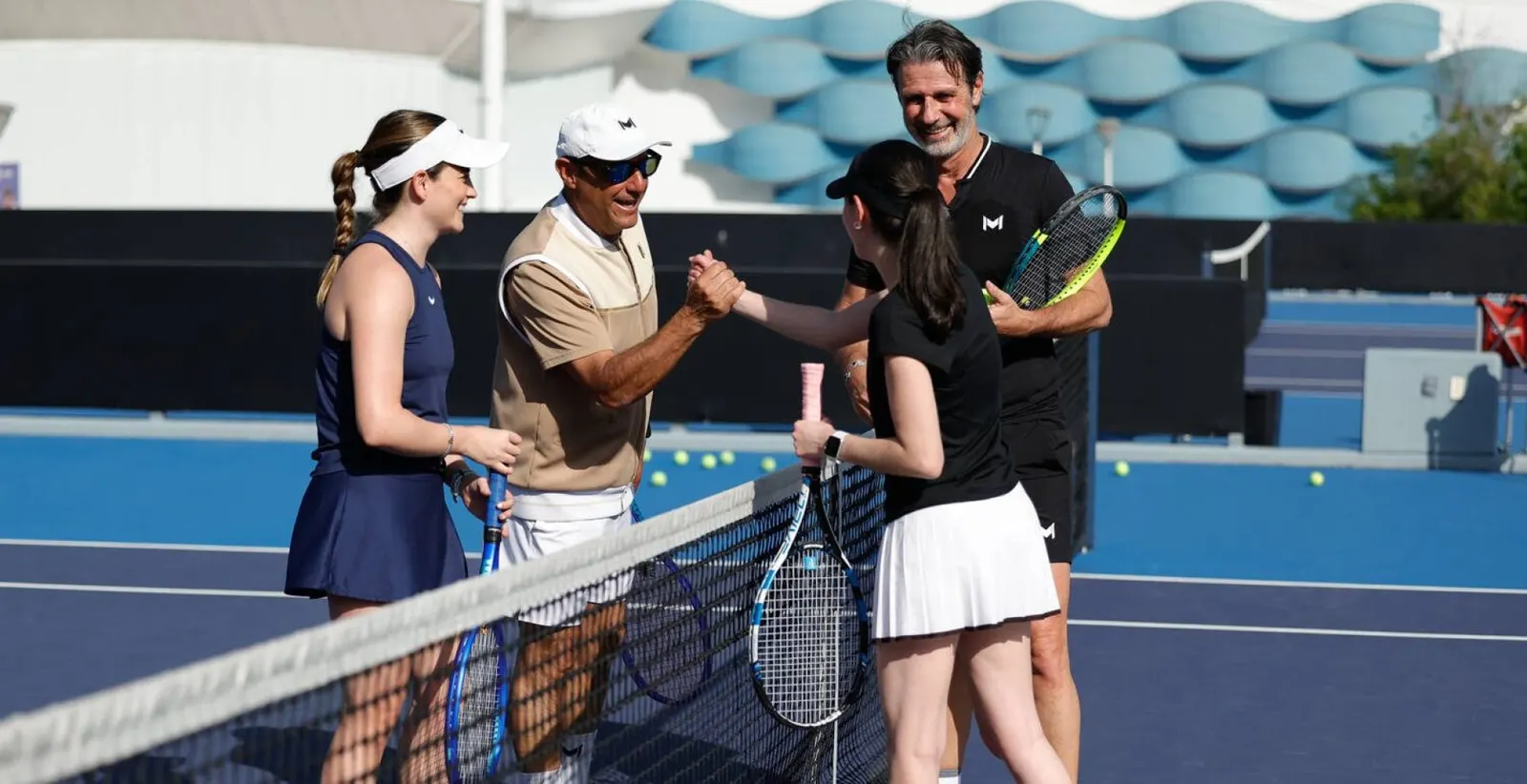 Joueurs serrant la main de Patrick Mouratoglou au filet au Mouratoglou Tennis Center Guadalajara.