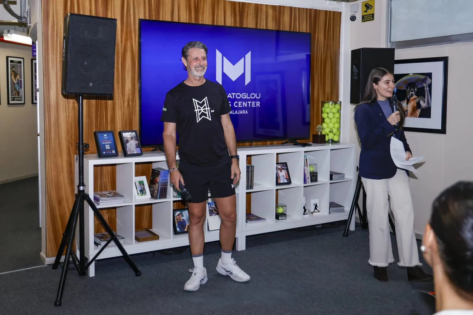 Patrick Mouratoglou s’adressant aux invités dans le club-house du Mouratoglou Tennis Center Guadalajara