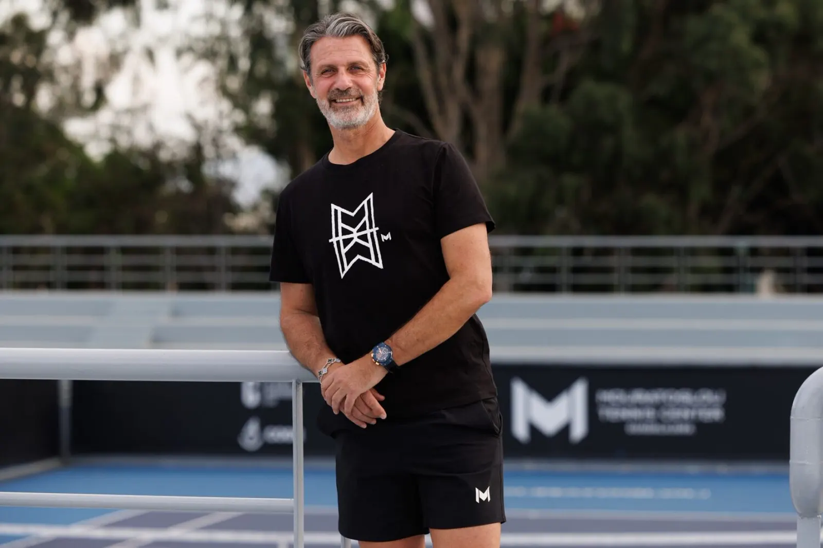 Patrick Mouratoglou a pie de pista en el Mouratoglou Tennis Center Guadalajara