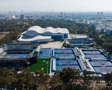 Vue aérienne du Mouratoglou Tennis Center Guadalajara avec les tours de la ville en arrière-plan.