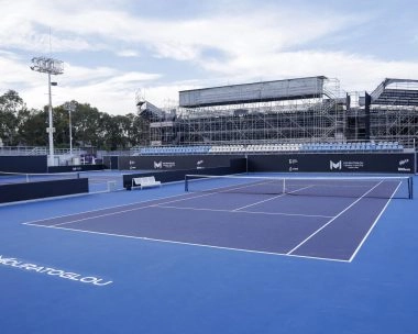 Court central en dur bleu avec tribunes au Mouratoglou Tennis Center Guadalajara.