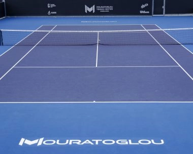 Court de tennis en dur bleu avec filet et marquage Mouratoglou au Mouratoglou Tennis Center Guadalajara.