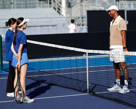 Coach discutant avec de jeunes joueurs au filet au Mouratoglou Tennis Center Guadalajara.