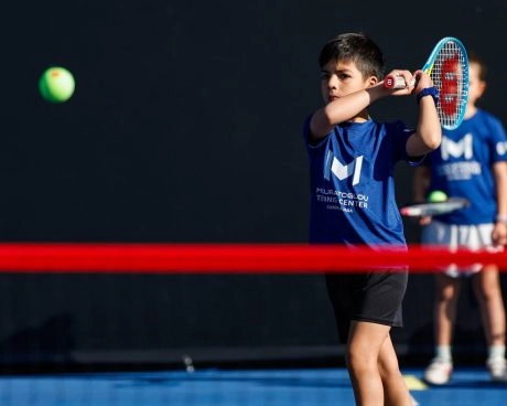 Jeune joueur frappant un revers à l’entraînement au Mouratoglou Tennis Center Guadalajara.