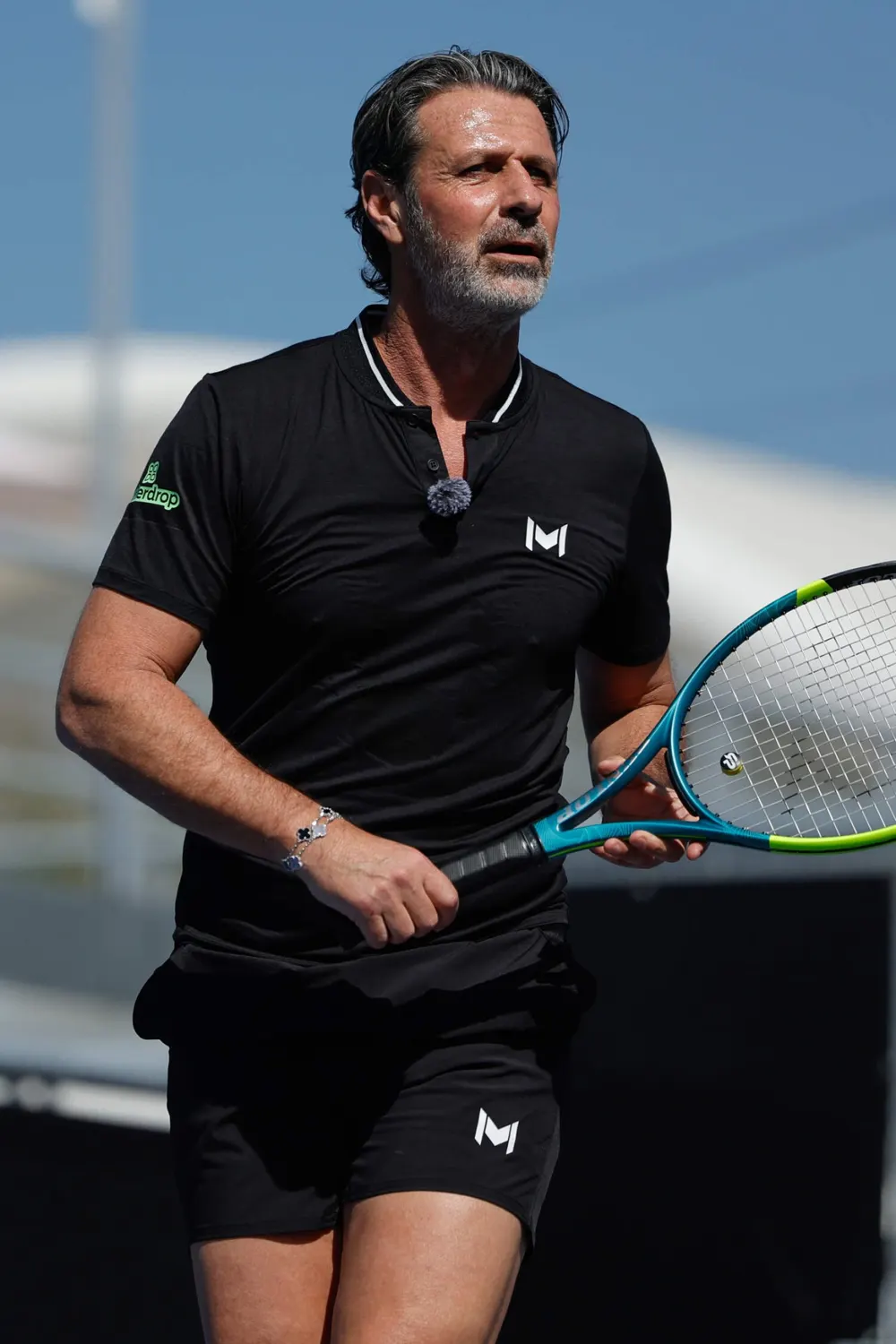 Patrick Mouratoglou con una racchetta in campo al Mouratoglou Tennis Center Guadalajara