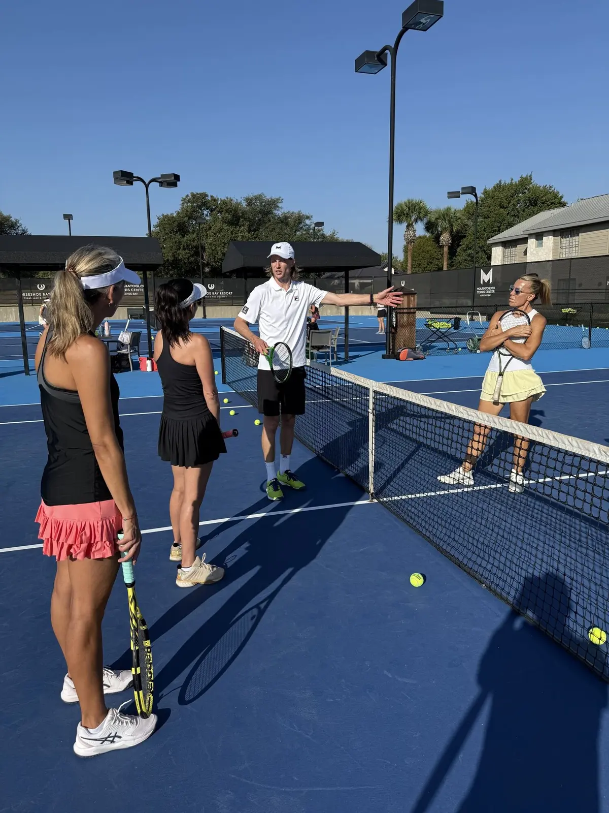 Andreas Seppi trainiert Spieler während einer Tennisclinic für Erwachsene im Mouratoglou Tennis Center Horseshoe Bay