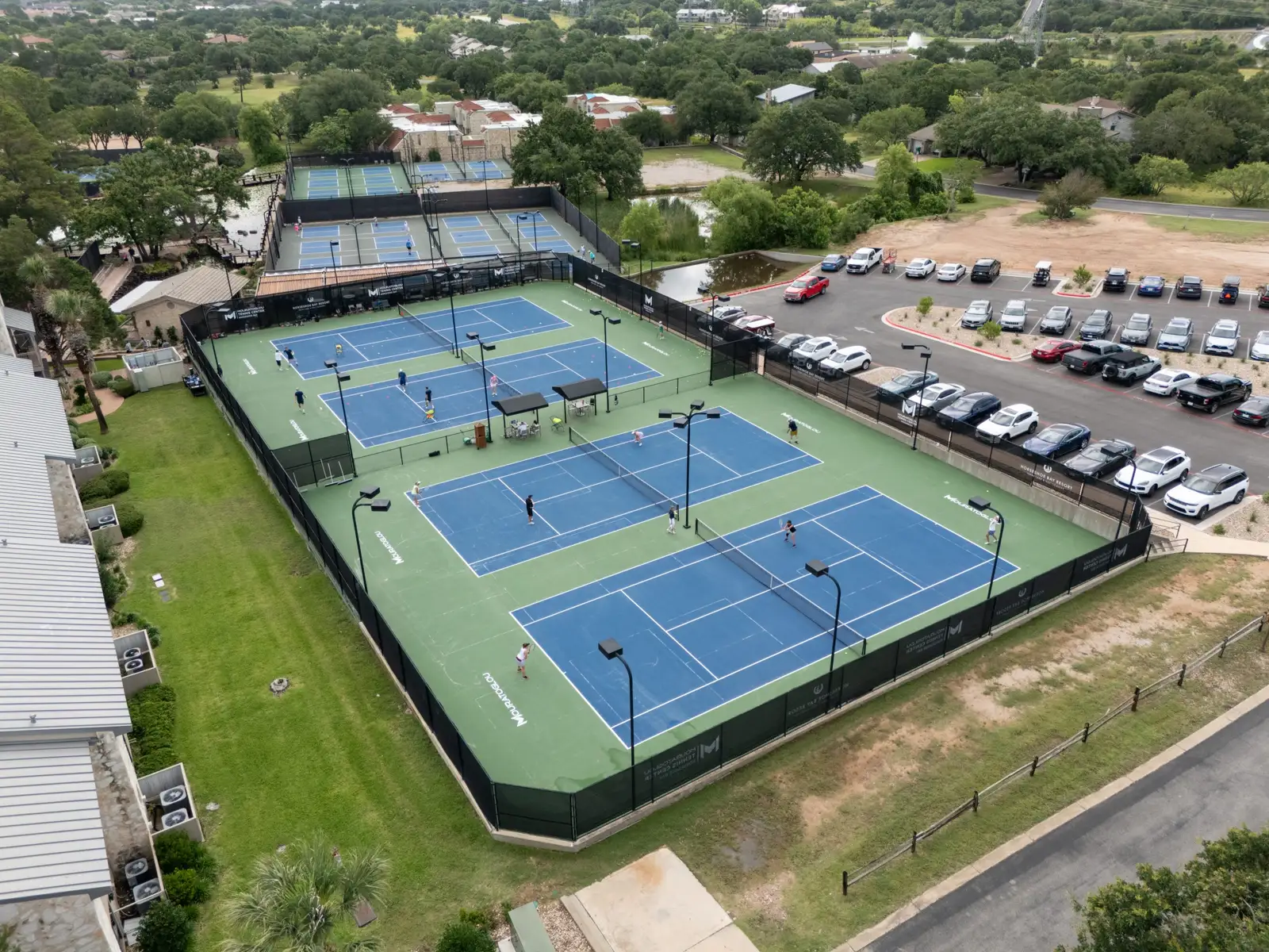 Vista aérea de las pistas duras exteriores del Mouratoglou Tennis Center Horseshoe Bay.