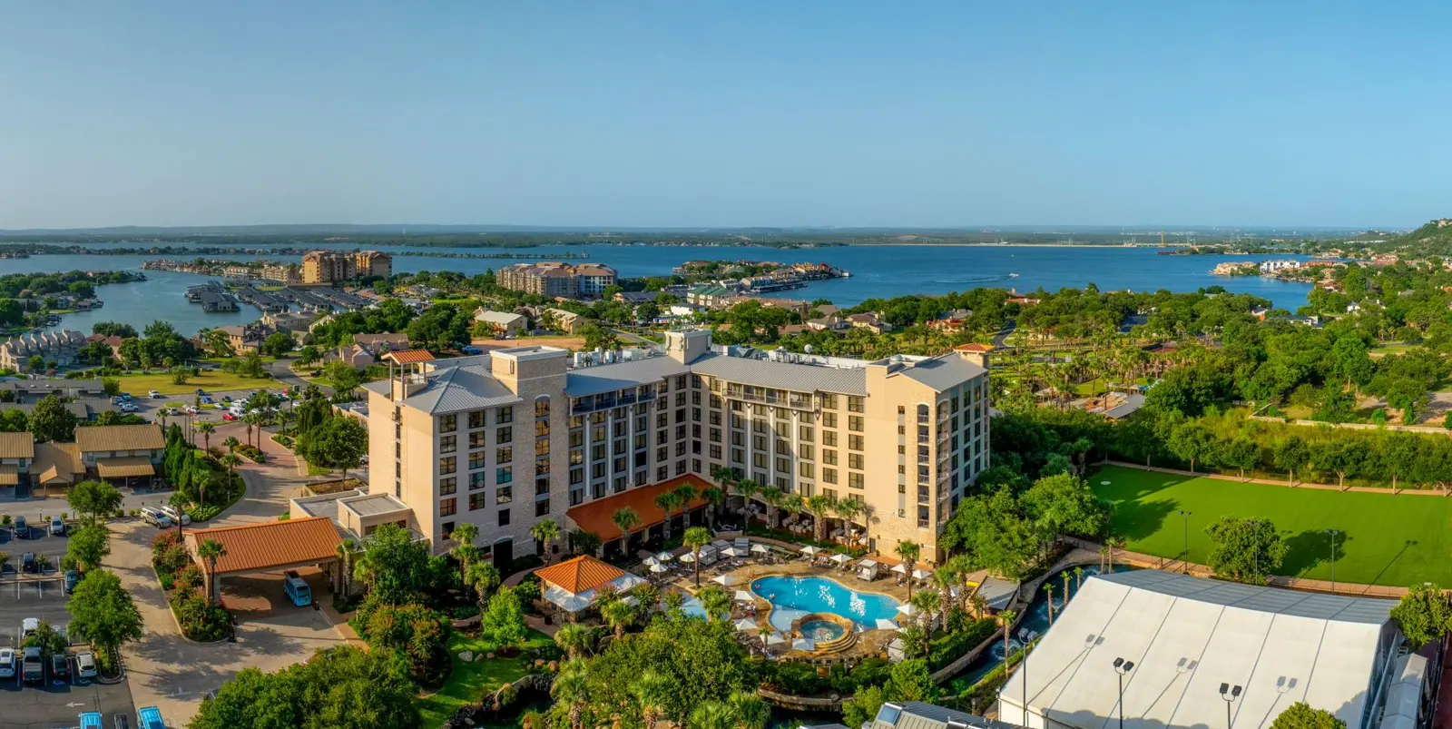 Vista aérea del Horseshoe Bay Resort y del lago en el Texas Hill Country.