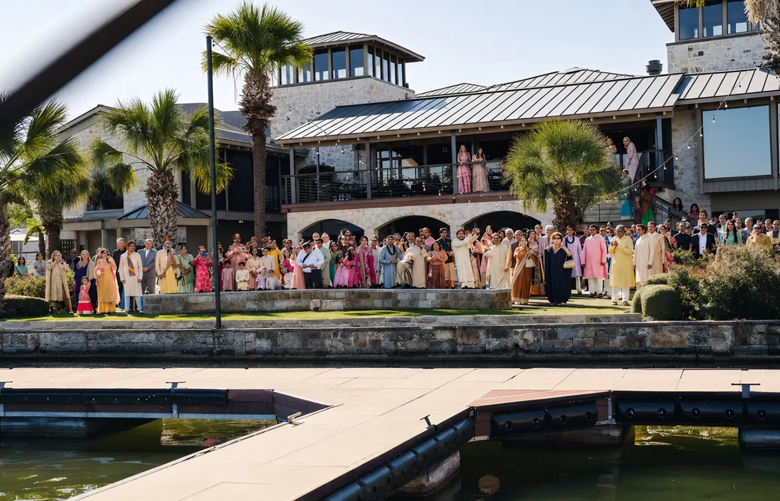 Ospiti riuniti per un evento privato all’aperto affacciato sull’acqua all’Horseshoe Bay Resort