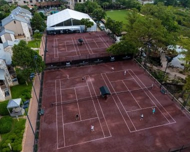 Vista aérea de las pistas de tierra batida roja del Mouratoglou Tennis Center Horseshoe Bay.
