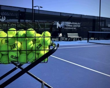 Cesta de pelotas de tenis en una pista dura del Mouratoglou Tennis Center Horseshoe Bay.