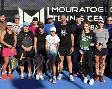 Clinic de tenis para adultos con Patrick Mouratoglou y jugadores en el Mouratoglou Tennis Center Horseshoe Bay.