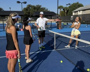 Andreas Seppi entrenando a jugadores durante un clinic para adultos en el Mouratoglou Tennis Center Horseshoe Bay.