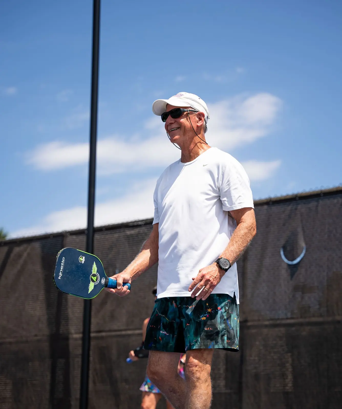 Giocatore adulto di pickleball su un campo all’aperto