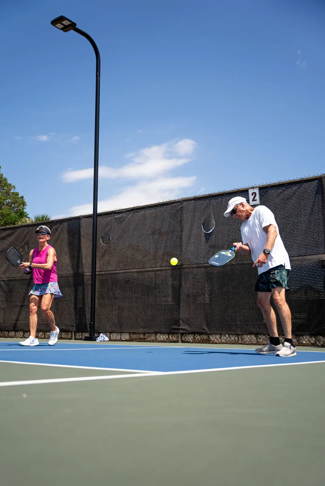 Due adulti che giocano a pickleball su un campo all’aperto al Mouratoglou Tennis Center Horseshoe Bay
