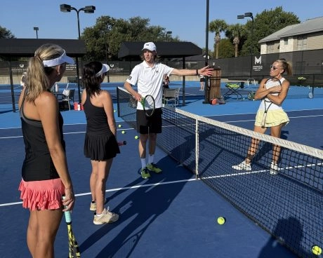 Andreas Seppi entrenando a jugadores durante un clinic de tenis para adultos en el Mouratoglou Tennis Center Horseshoe Bay.