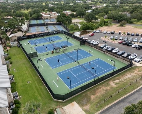 Pistas de tenis exteriores del Mouratoglou Tennis Center Horseshoe Bay en el Texas Hill Country.