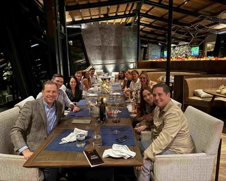 Invitados disfrutando de una cena privada y un evento de networking organizados por el Mouratoglou Tennis Center Horseshoe Bay.