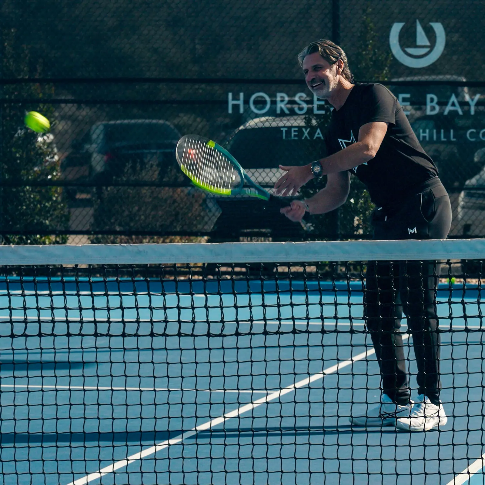 Patrick Mouratoglou golpeando una volea en el Mouratoglou Tennis Center Horseshoe Bay.