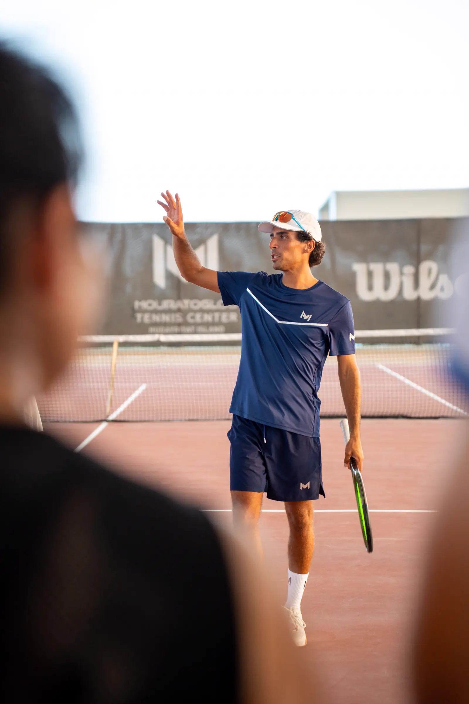 Tennistrainer gibt Anweisungen auf dem Platz im Mouratoglou Tennis Center Hudayriyat Island