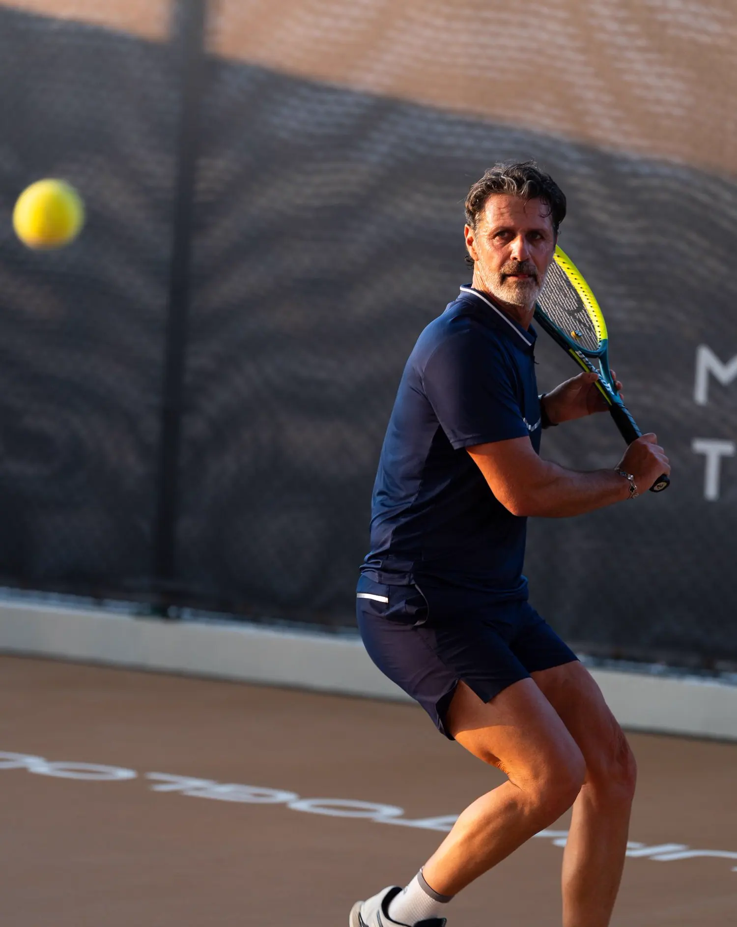 Patrick Mouratoglou auf dem Platz im Mouratoglou Tennis Center Hudayriyat Island in Abu Dhabi