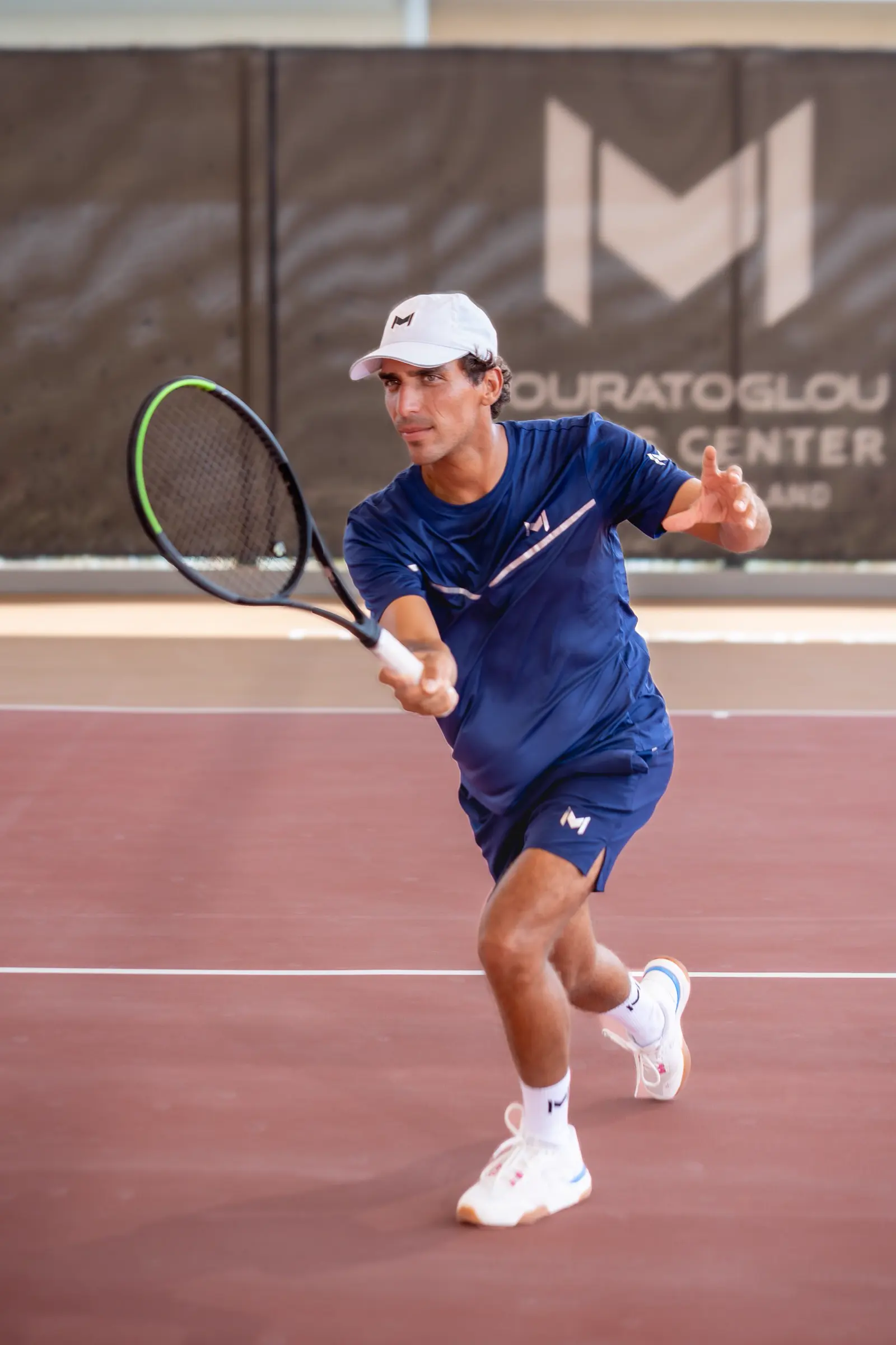Coach frappant un coup droit sur les courts du Mouratoglou Tennis Center Hudayriyat Island