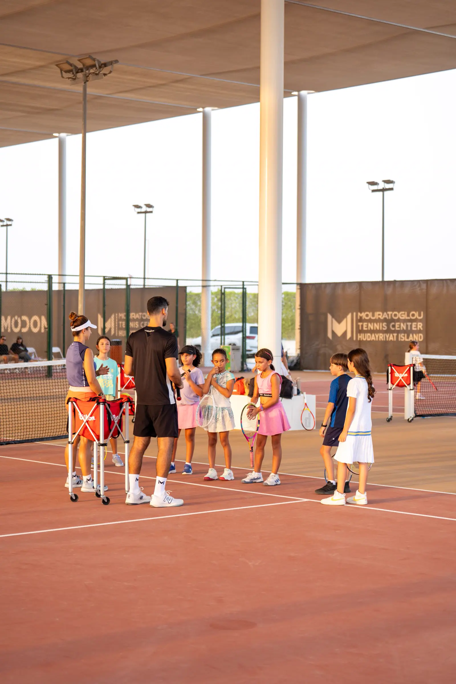 Enfants jouant au tennis lors d’une journée portes ouvertes au Mouratoglou Tennis Center Hudayriyat Island