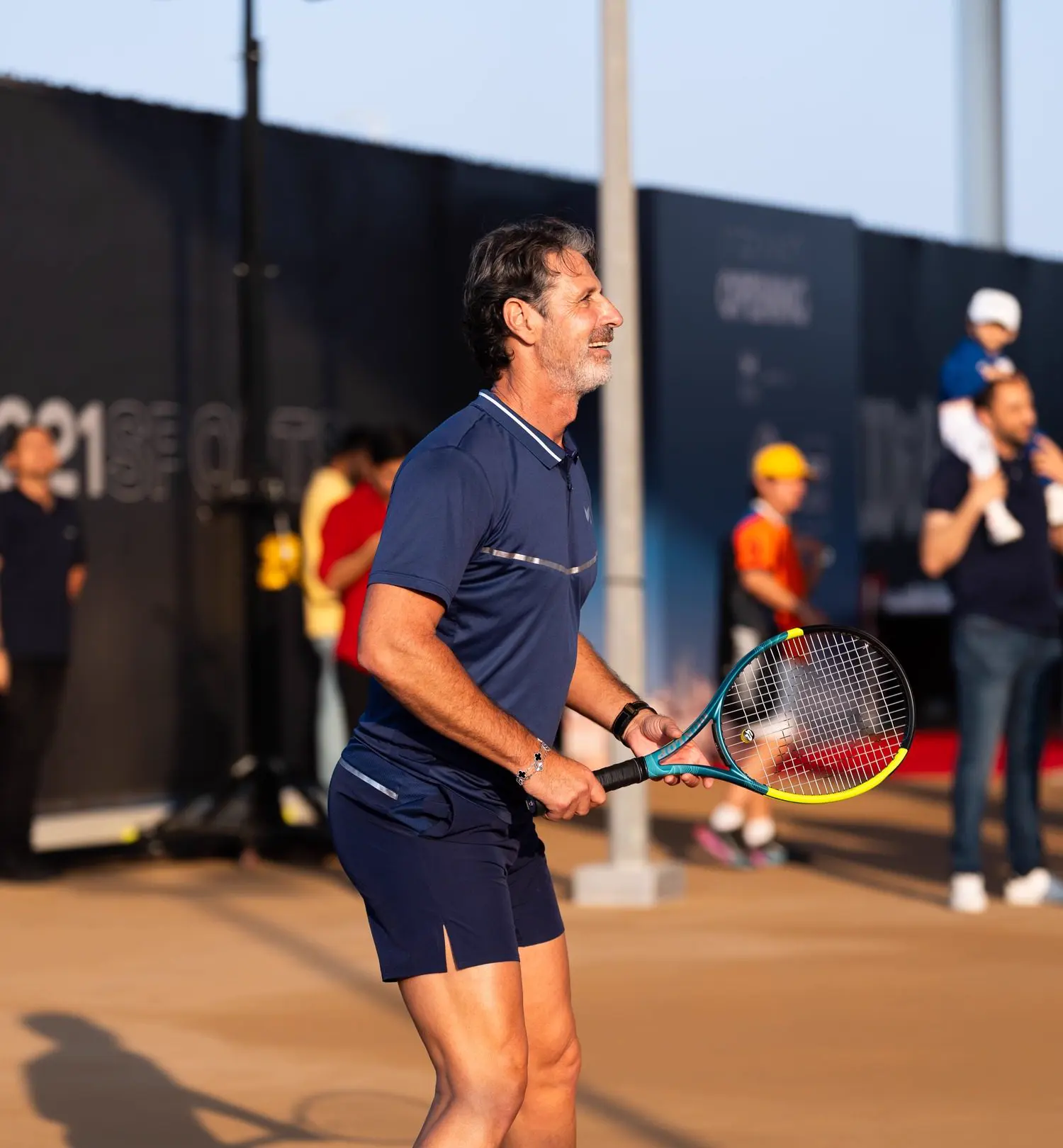 Patrick Mouratoglou en position d’attente sur un court du Mouratoglou Tennis Center Hudayriyat Island