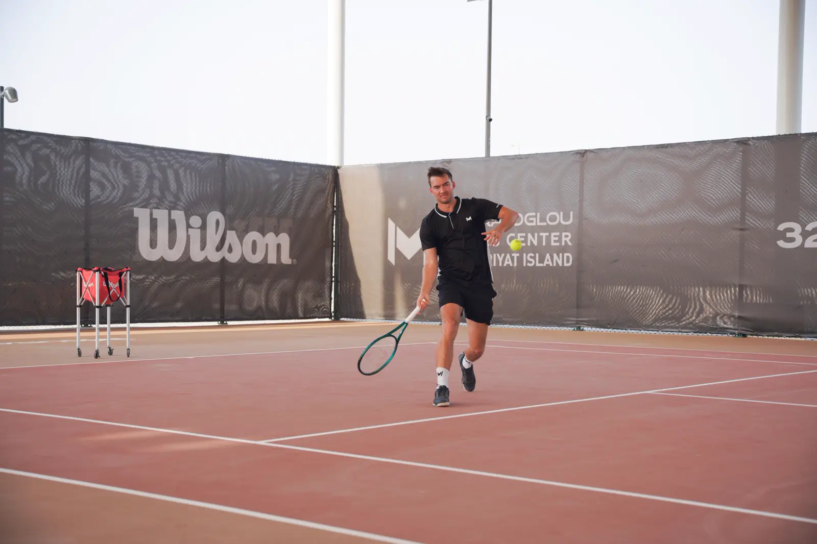 Joueur recevant une balle sur les courts du Mouratoglou Tennis Center Hudayriyat Island