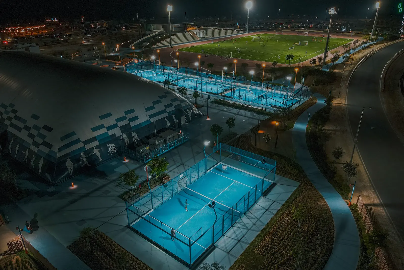 Vista aérea nocturna de las pistas de 321 Sports en Hudayriyat Island, preparadas para un evento.