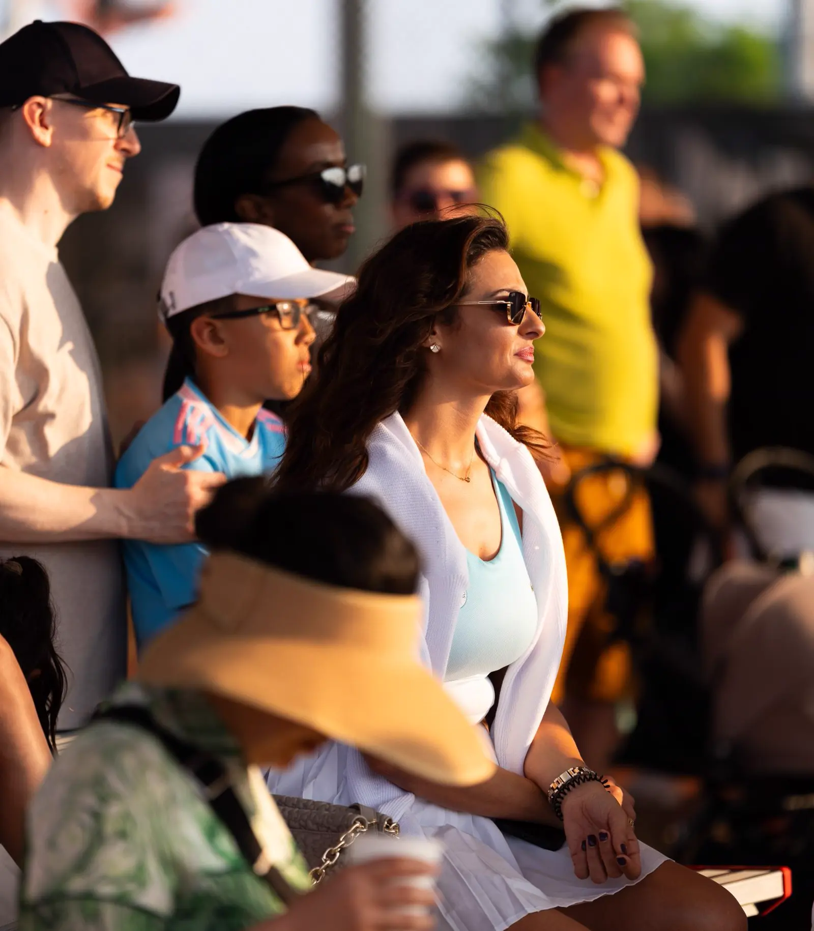 Spettatori che seguono il tennis durante un evento al Mouratoglou Tennis Center Hudayriyat Island