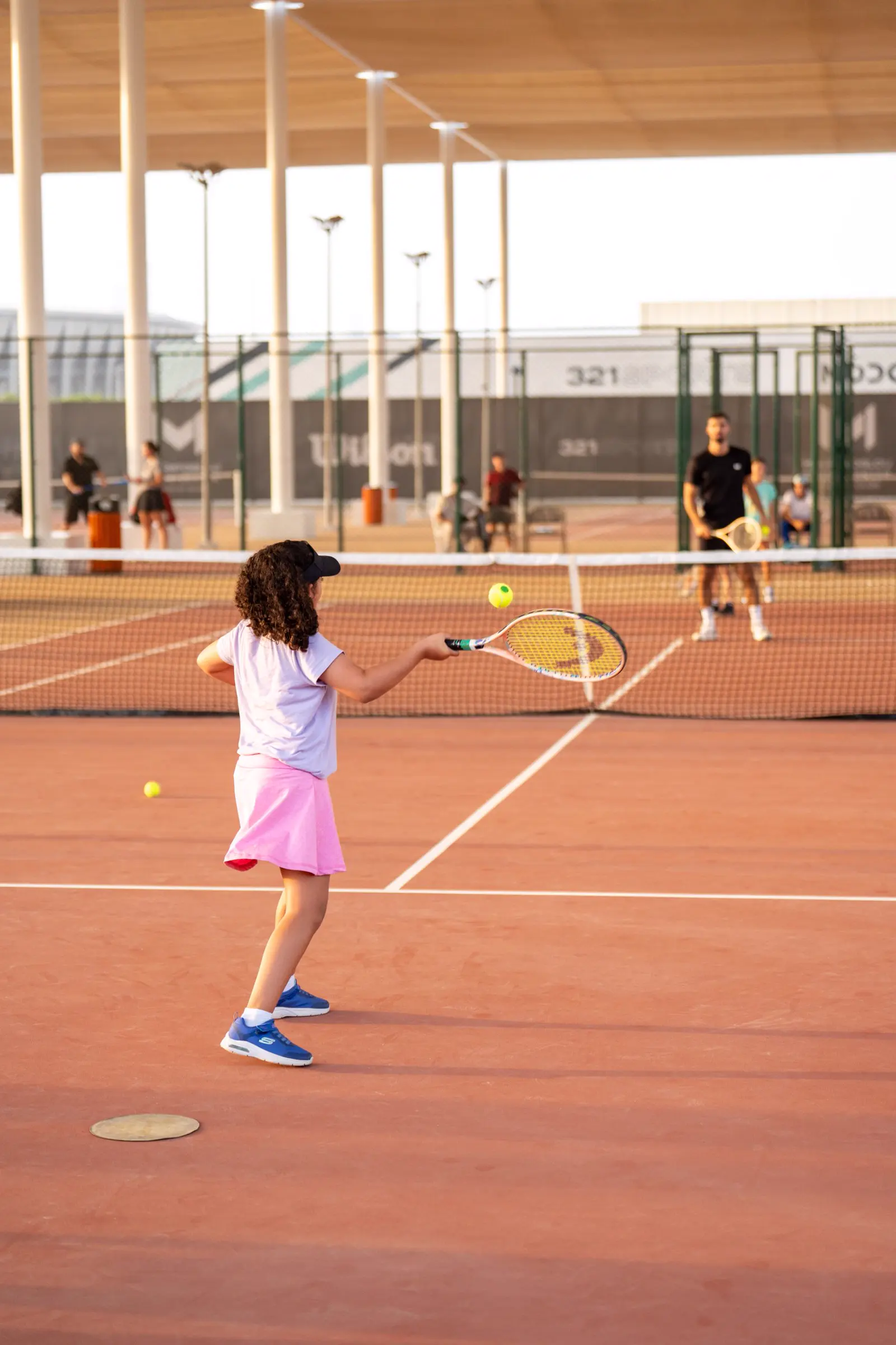Bambina che si esercita sul dritto durante una lezione ad Abu Dhabi