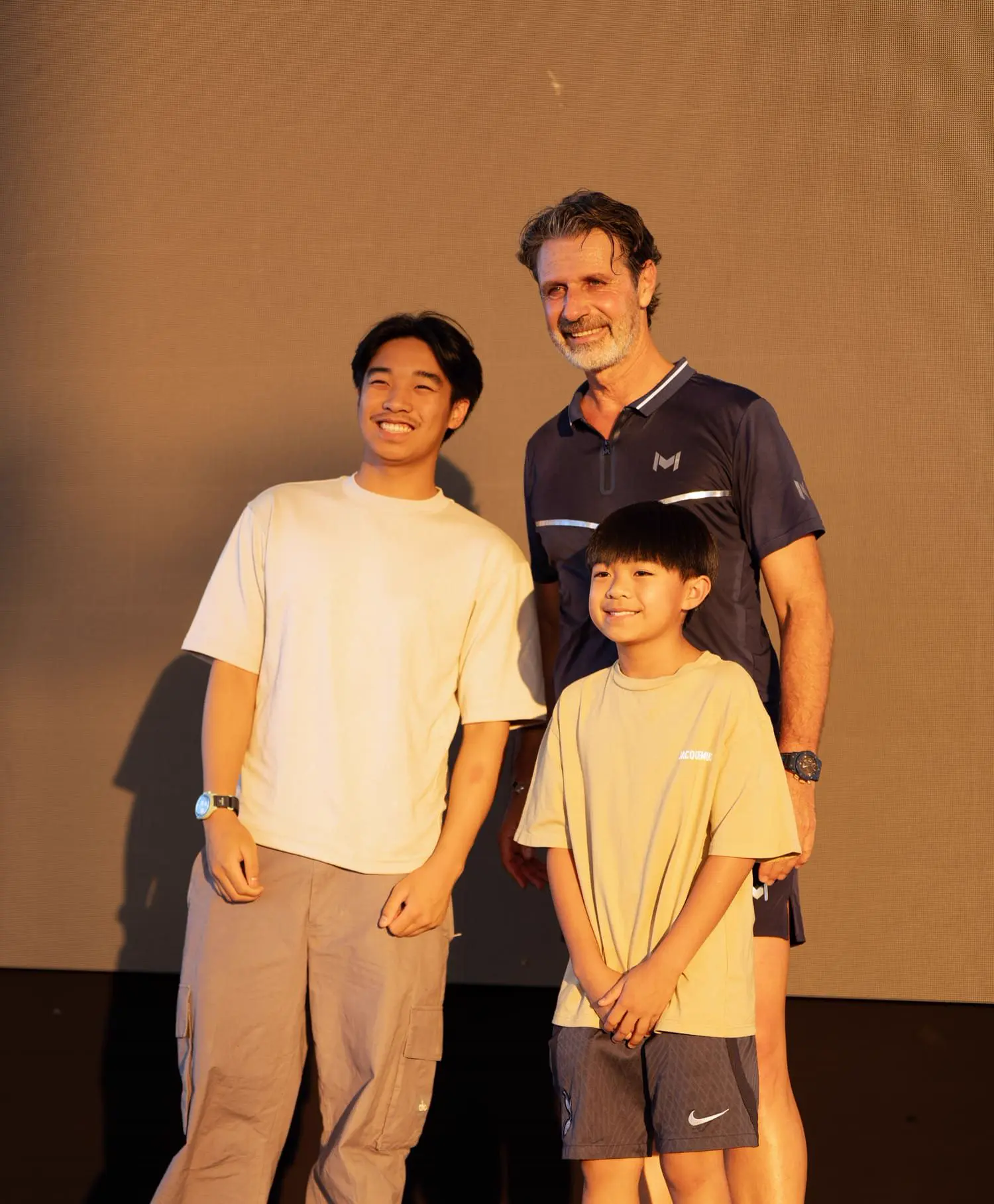 Patrick Mouratoglou con giovani giocatori durante un evento al Mouratoglou Tennis Center Hudayriyat Island