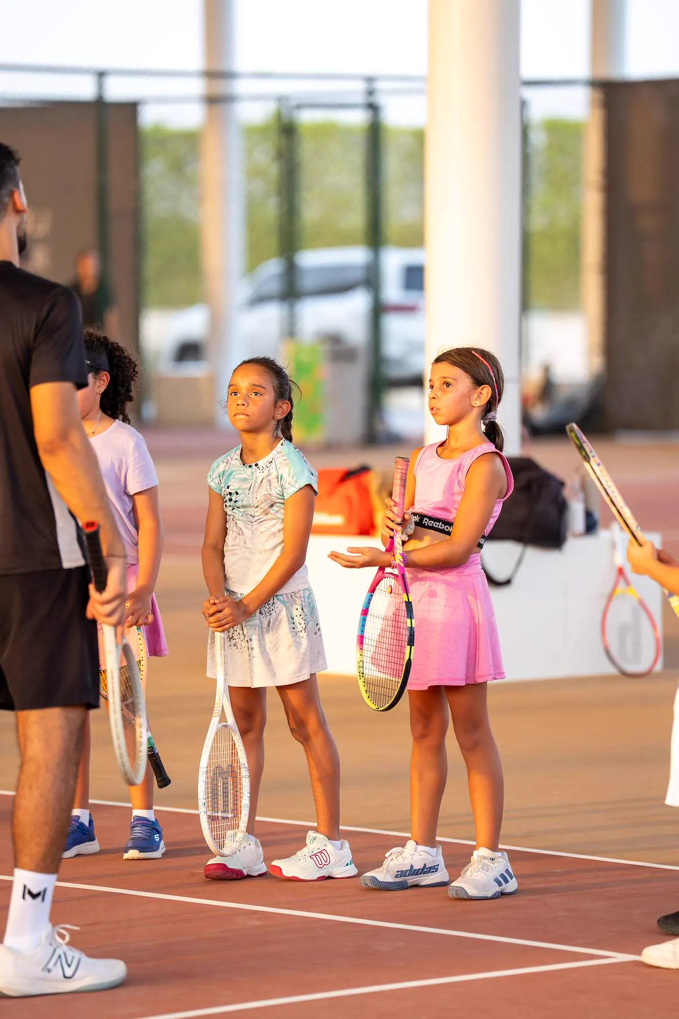 Niñas con sus raquetas durante un clinic junior en Abu Dabi.