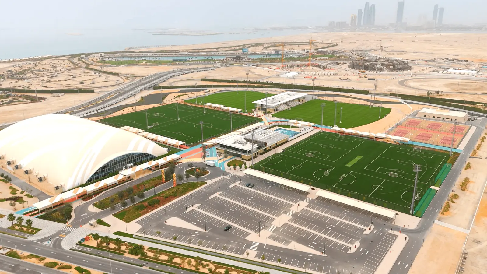 Vista aérea del complejo 321 Sports en Hudayriyat Island, sede del Mouratoglou Tennis Center