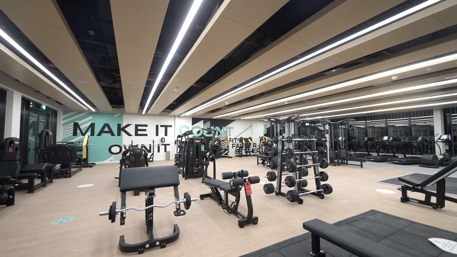 Sala de fuerza y preparación física del complejo 321 Sports de Abu Dabi
