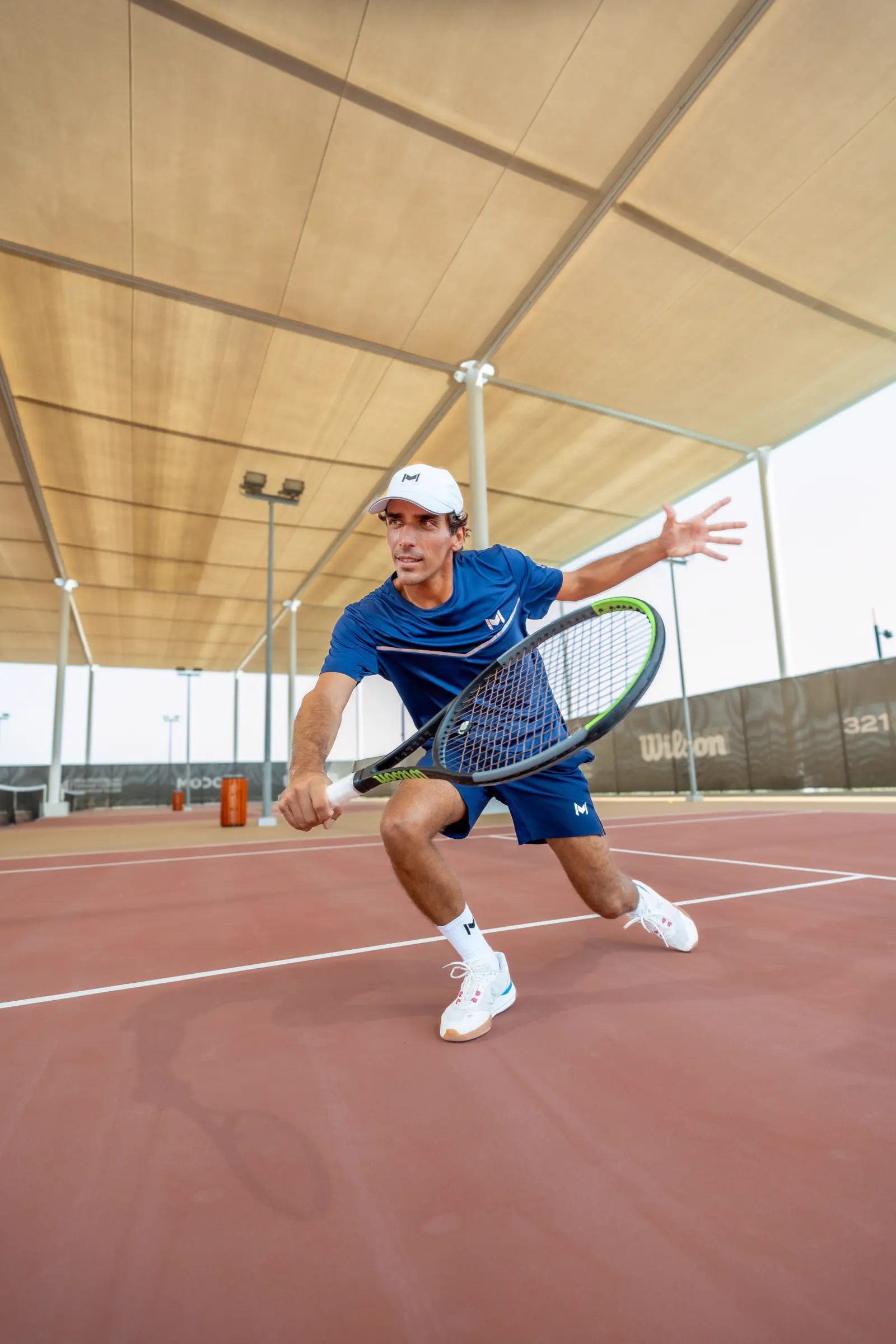 Entrenador Mouratoglou golpeando una derecha en una pista dura semicubierta del Mouratoglou Tennis Center Hudayriyat Island de Abu Dabi