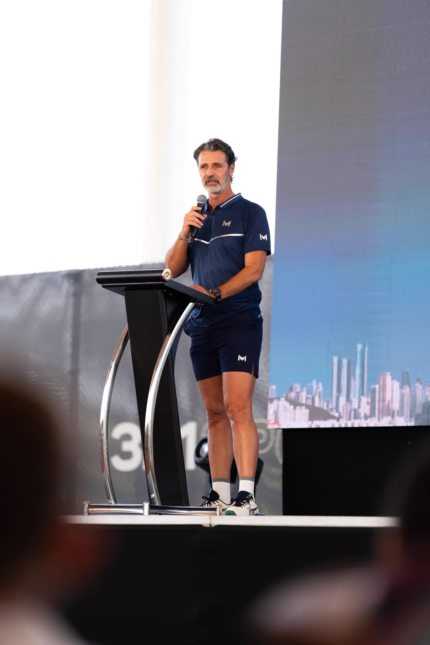 Patrick Mouratoglou hablando en el escenario en el Mouratoglou Tennis Center Hudayriyat Island de Abu Dabi