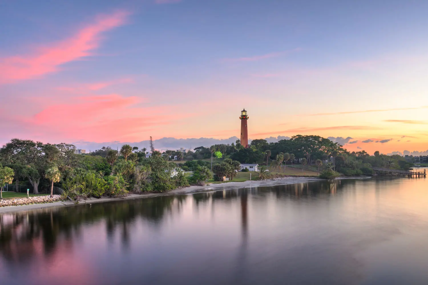 Il faro di Jupiter Inlet riflesso nell’acqua al tramonto