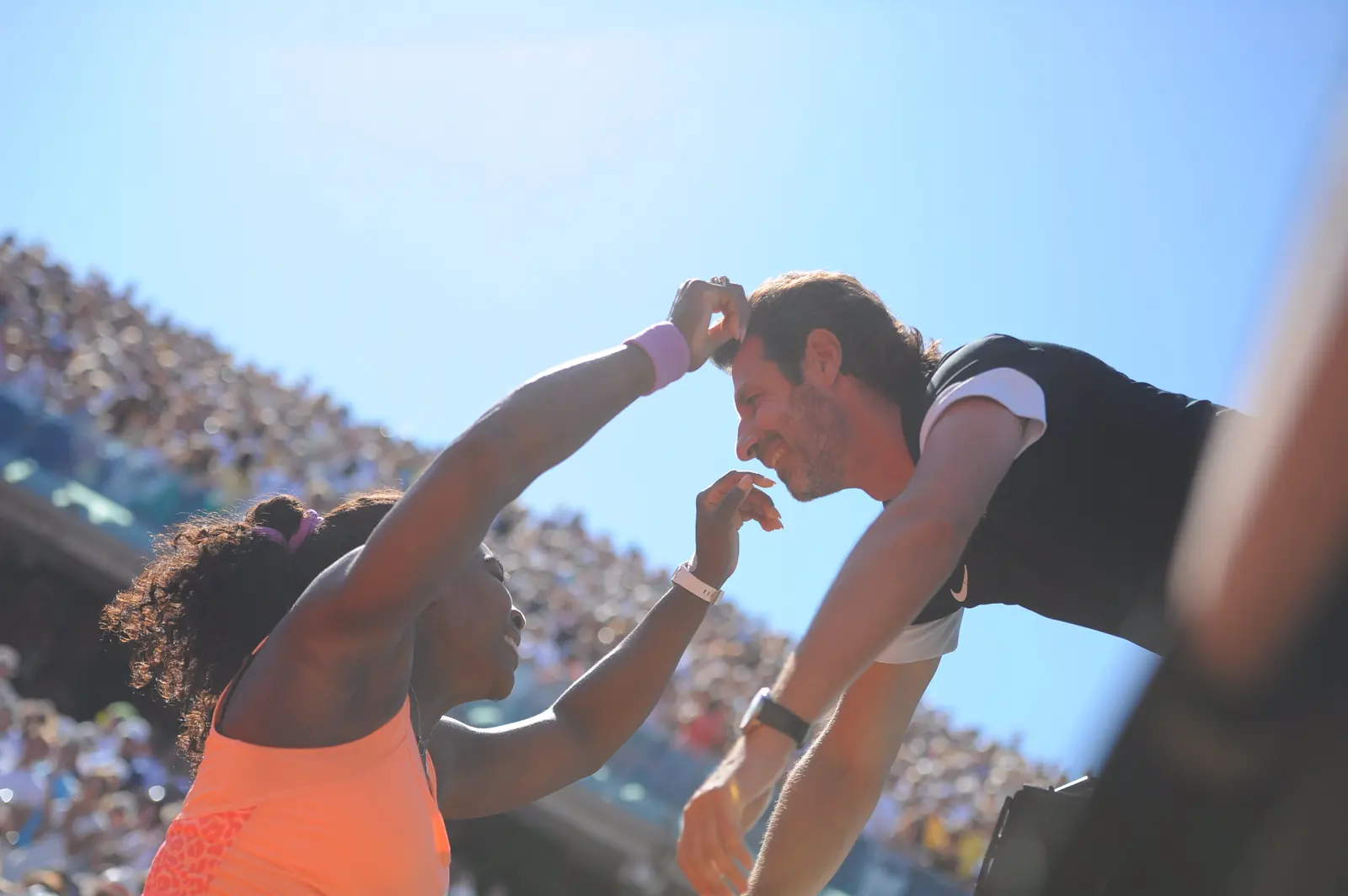 Serena Williams und Patrick Mouratoglou teilen einen Moment am Platz in Roland Garros
