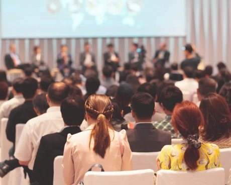 Público asistiendo a una conferencia