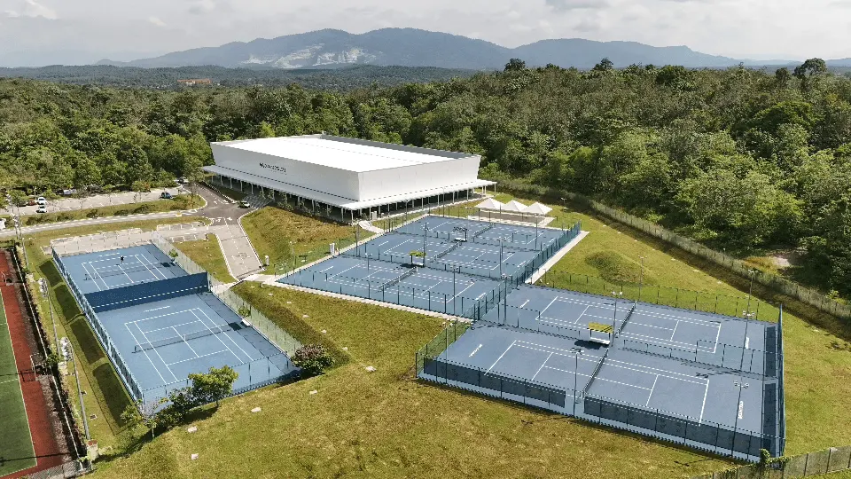 Vista aérea con dron del campus de la Mouratoglou Academy Malaysia rodeado de vegetación