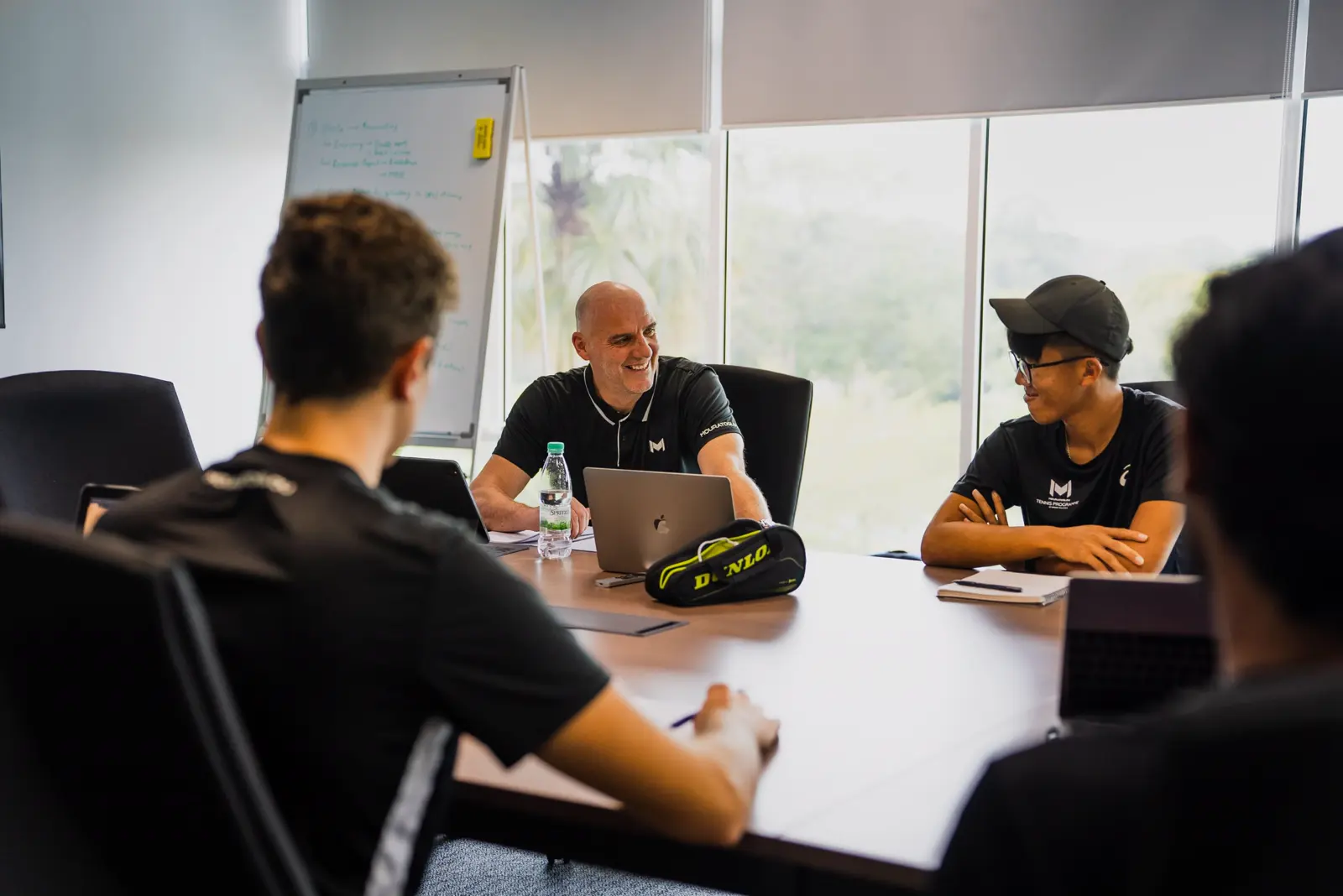 Coach animant une réunion bien-être avec des élèves autour d’une table