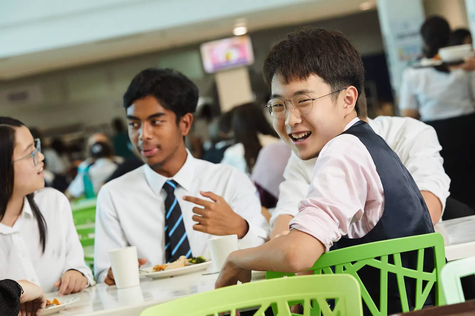 Schüler beim gemeinsamen Mittagessen in der Cafeteria am Epsom College in Malaysia.