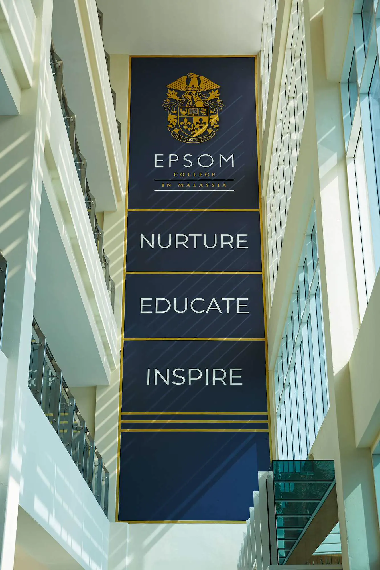 Die Werte Nurture, Educate, Inspire am Eingang des Epsom College in Malaysia.