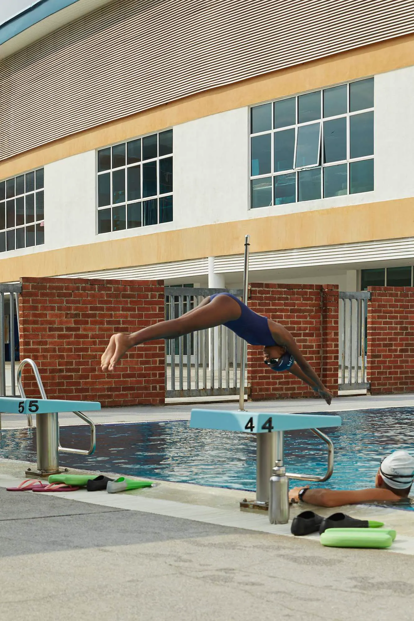Schüler springt in den Swimmingpool am Epsom College in Malaysia.
