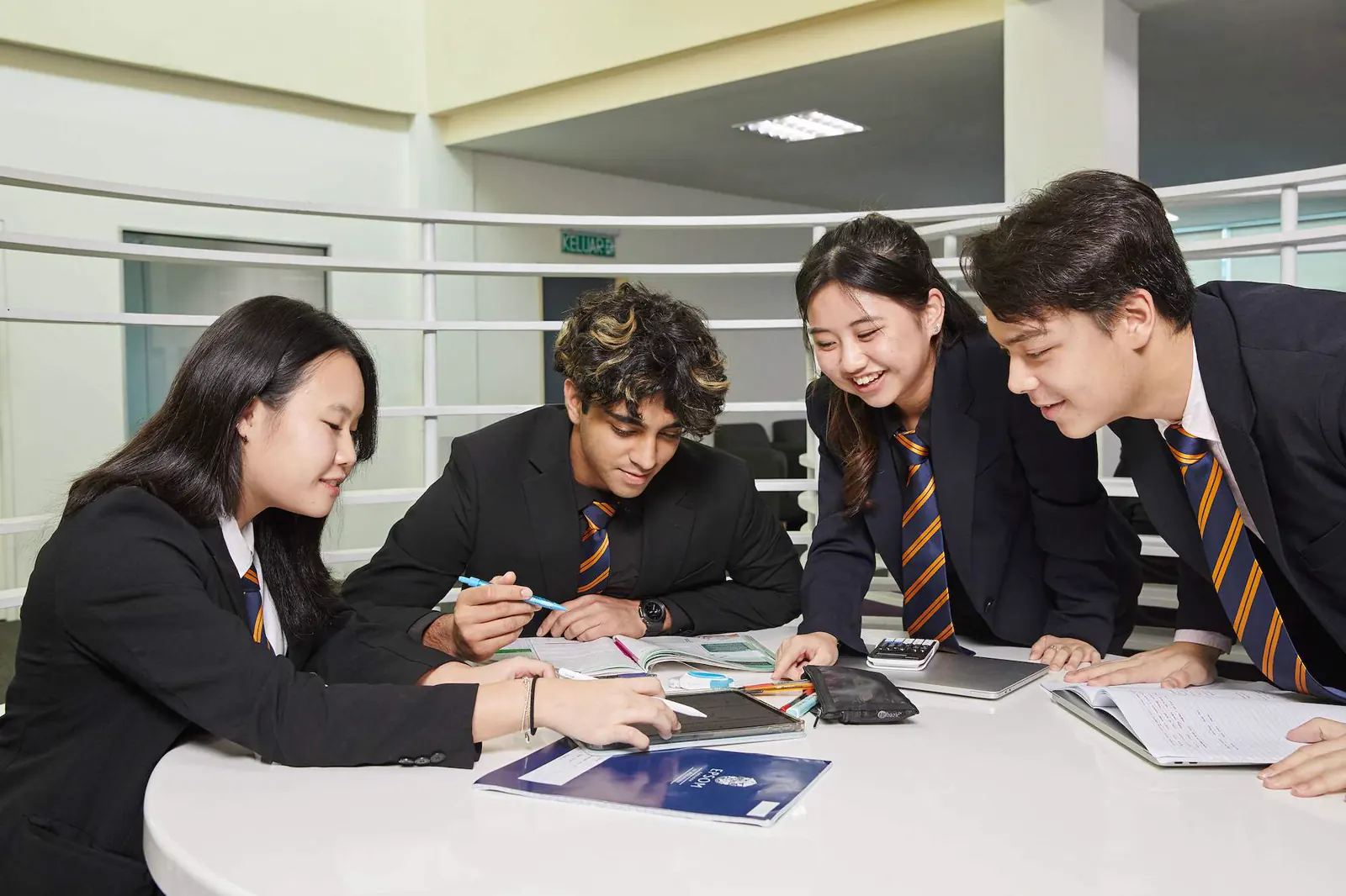 Ältere Schüler arbeiten gemeinsam am Epsom College in Malaysia.